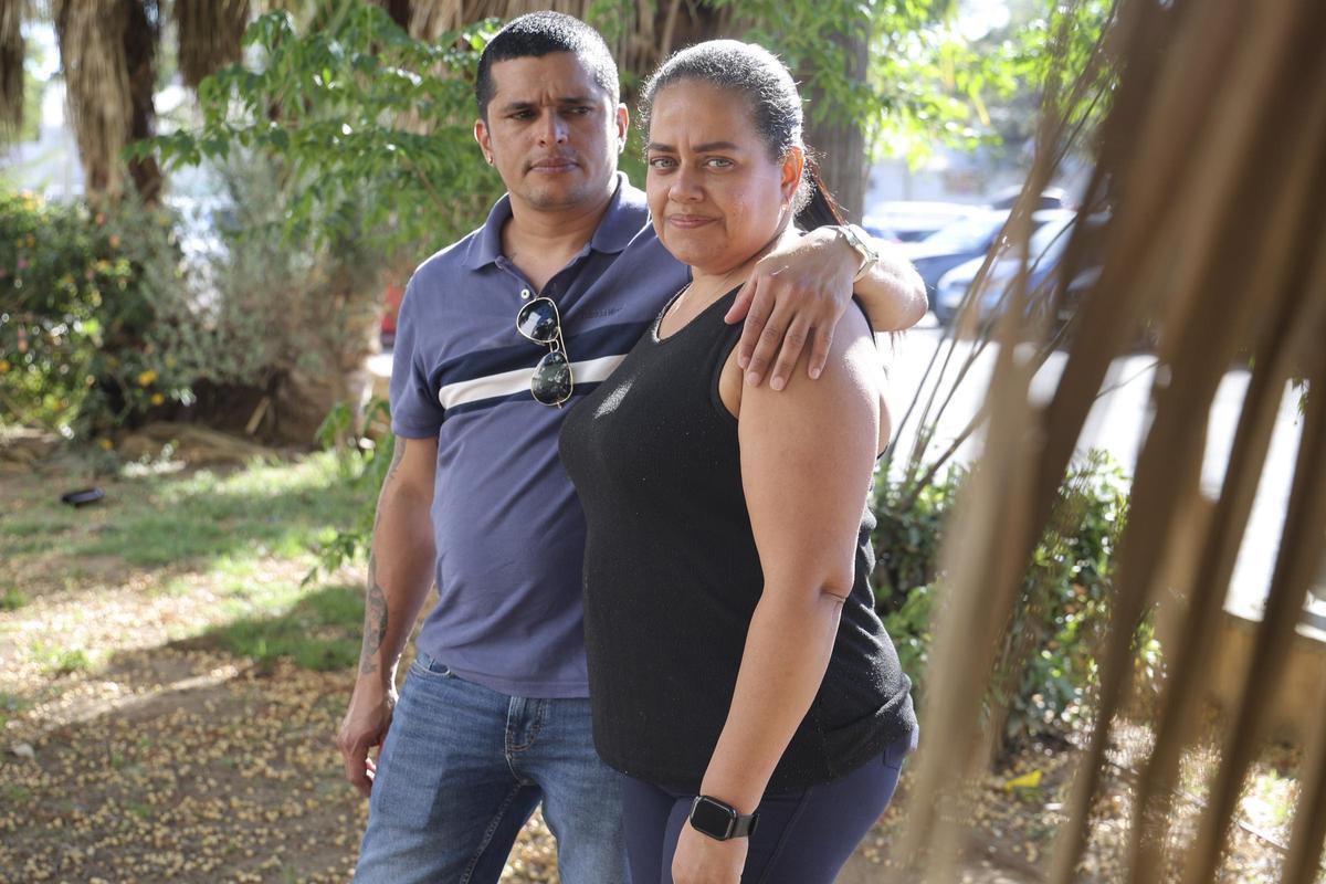 Efrain y su pareja, los dos de Colombia, inician el proceso de regularización de inmigrantes