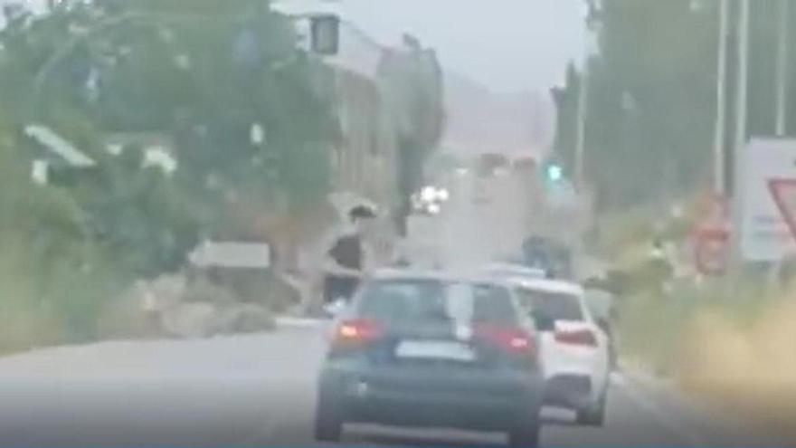 Denunciado por sacar medio cuerpo por la ventanilla del coche mientras circula desde Cartagena a La Unión
