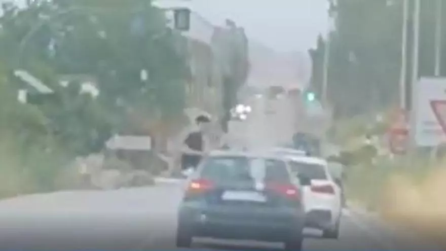 Denunciado por sacar medio cuerpo por la ventanilla del coche mientras circula desde Cartagena a La Unión