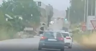 Denunciado por sacar medio cuerpo por la ventanilla del coche mientras circula desde Cartagena a La Unión