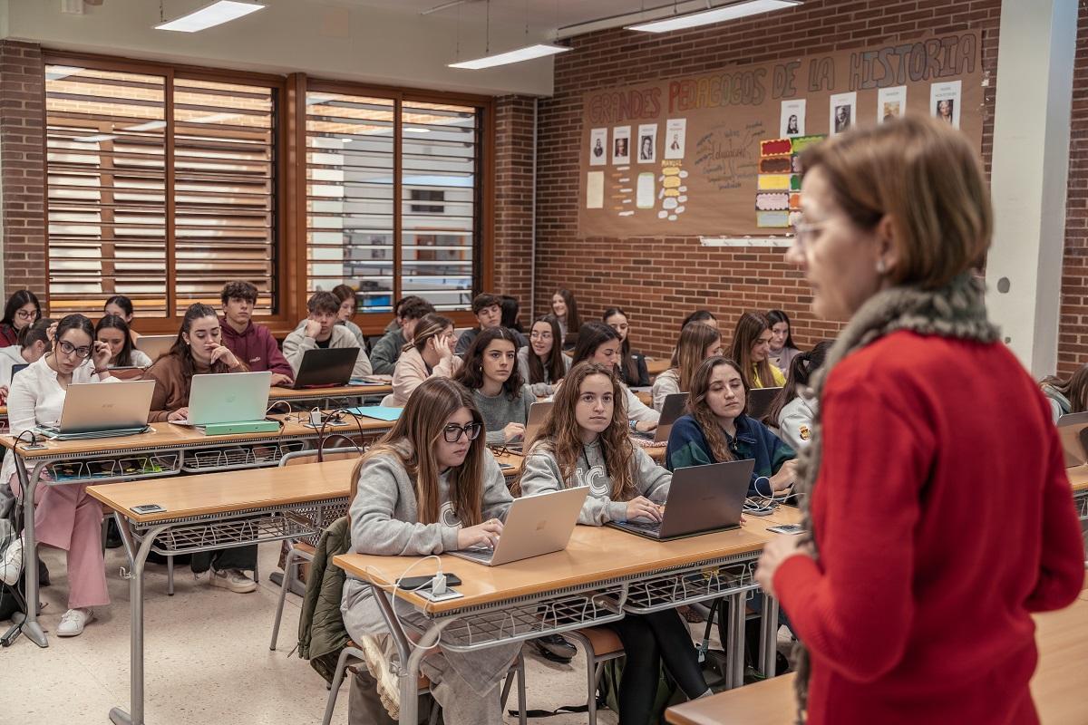 Los estudiantes acuden a colegios por las mañanas y asisten a clase en la universidad por las tardes.