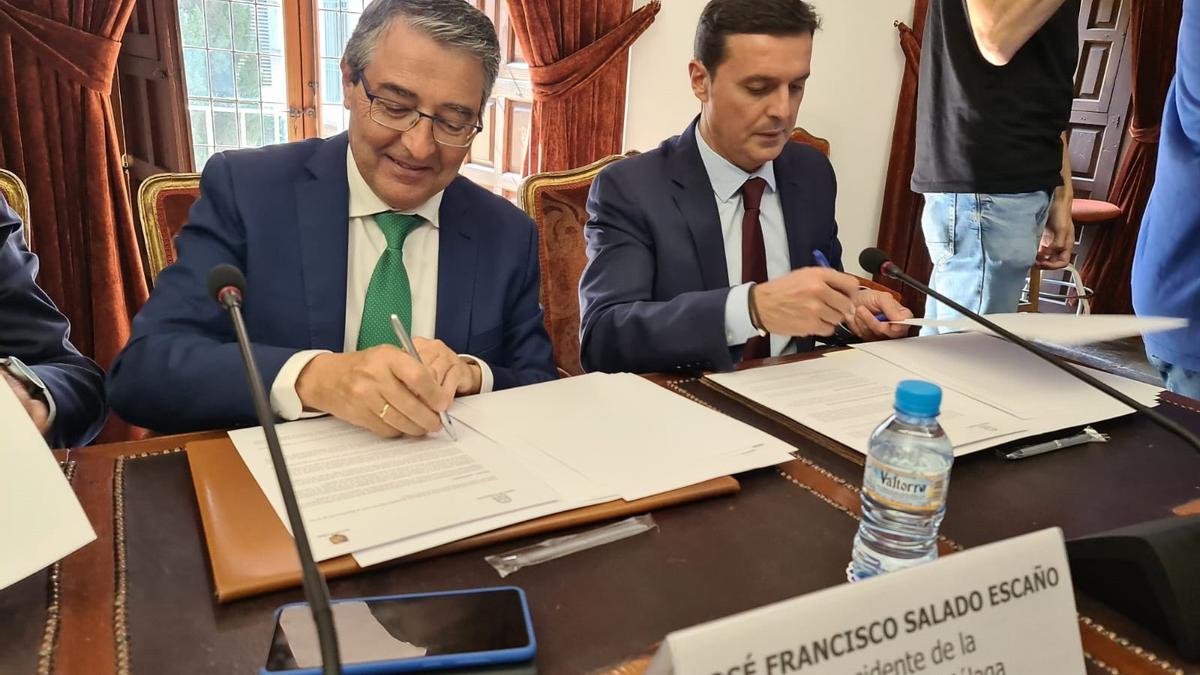 El presidente de la Diputación de Málaga, Francisco Salado, firma convenio sobre el PFEA.