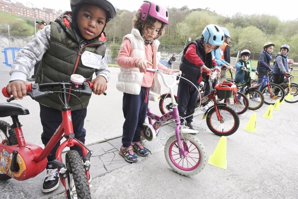 Los niños de Oviedo aprenden a andar en bici