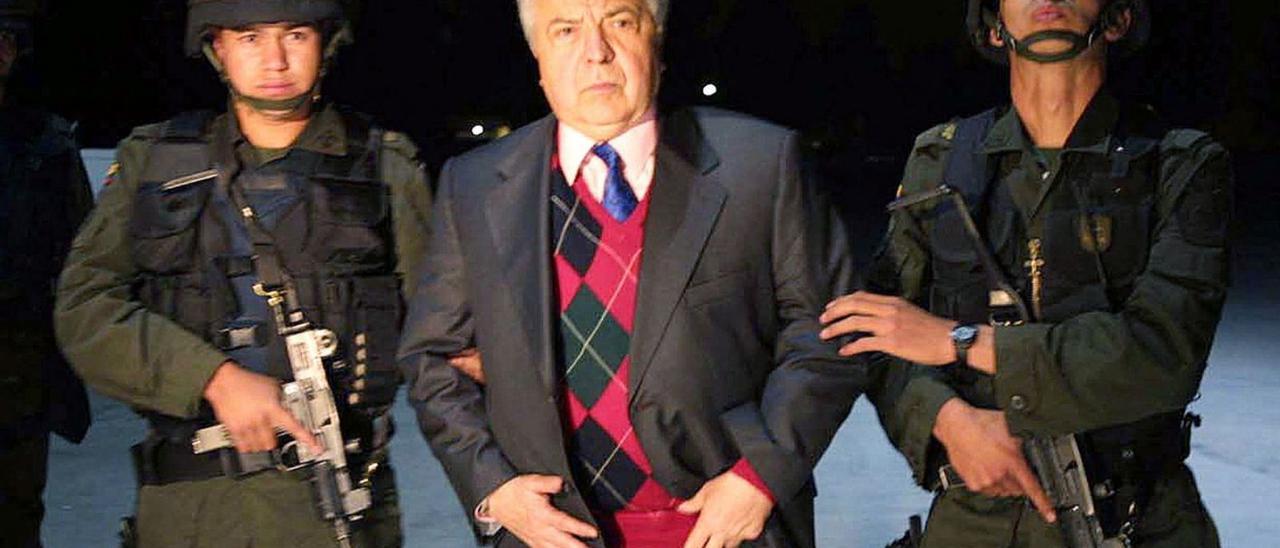 Gilberto Rodríguez Orejuela, escortat per dos policies a Bogotà.  | DIARI DE GIRONA