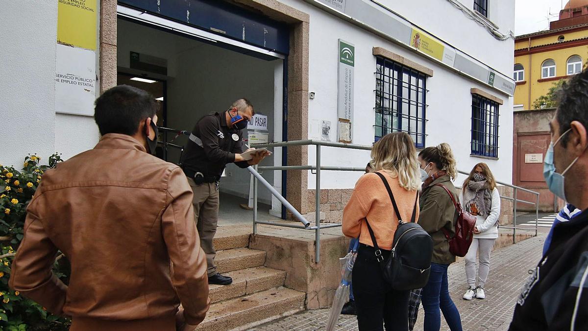 Varios cordobeses ante la Oficina de Empleo en la capital.