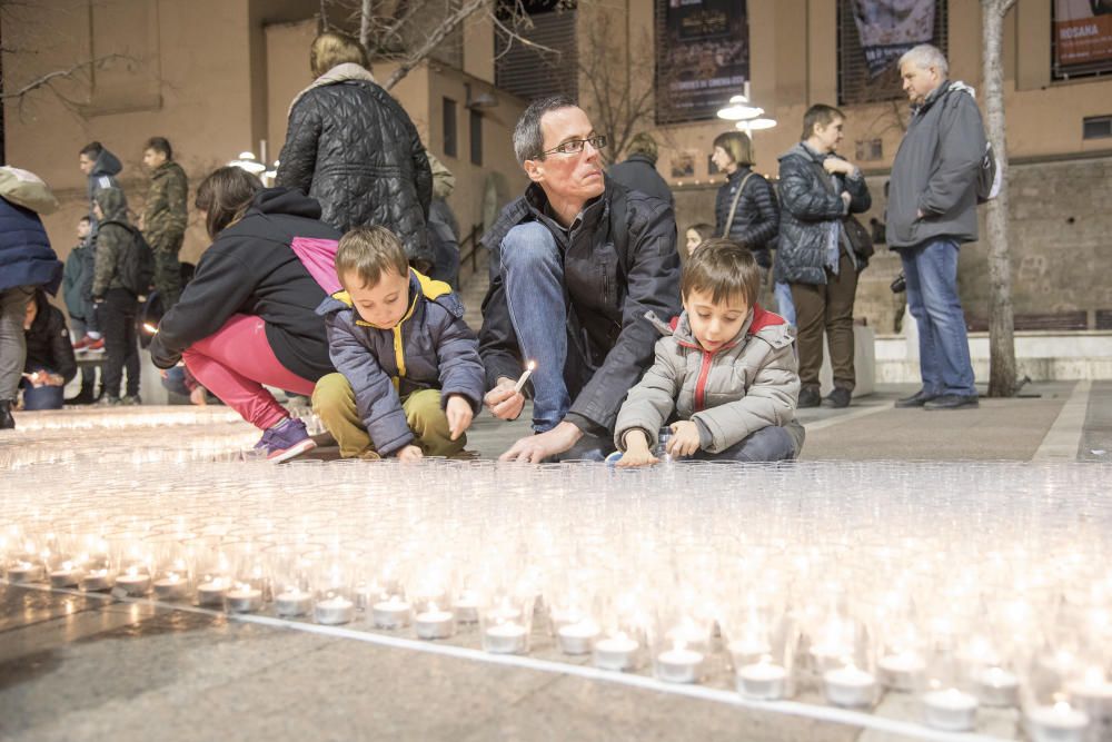 El centre de Manresa s''il·lumina amb 30.000 espelmes