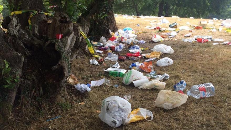 Basura tras el Carmín de la Pola