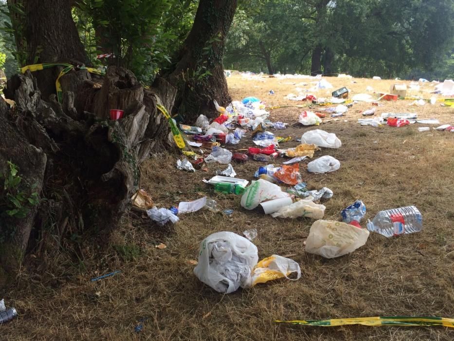 Restos de basura tras el Carmín