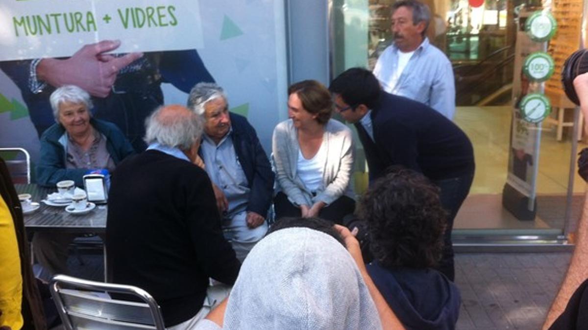 Ada Colau y el expresidente de Uruguay, José Mújica, en la plaza de Catalunya.