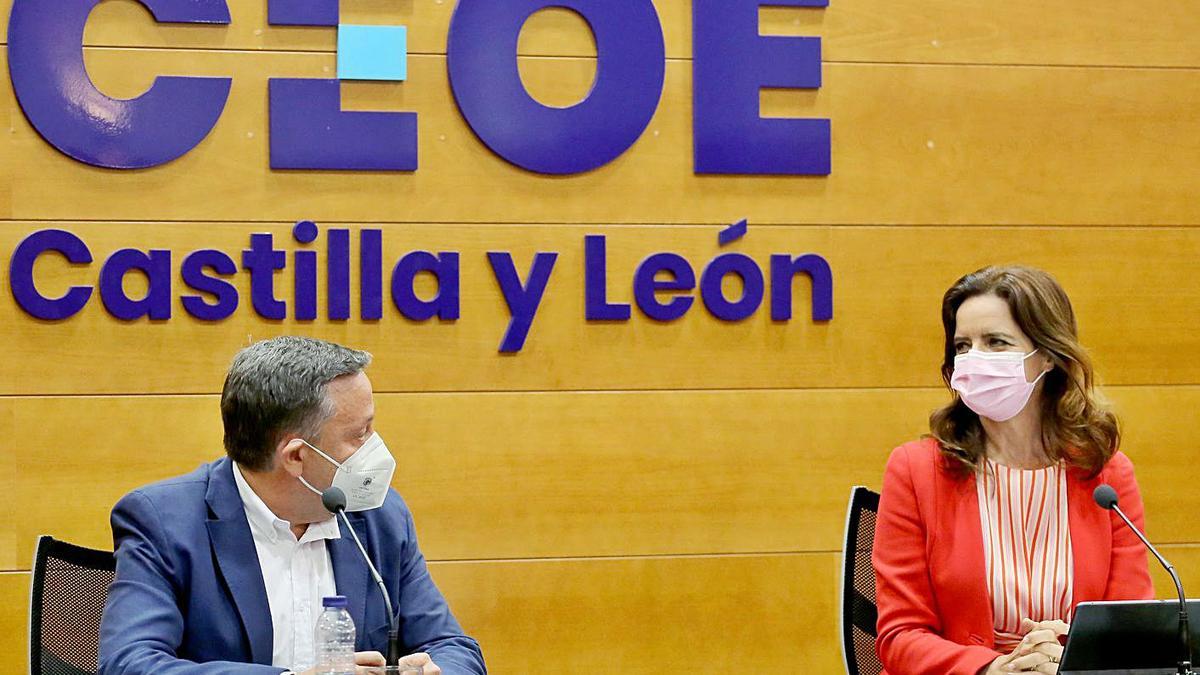 La consejera de empleo, Carlota Amigo y el presidente de Conferco, Adolfo Sainz, ante los medios tras su reunión ayer en Valladolid. | Leticia Pérez - Ical