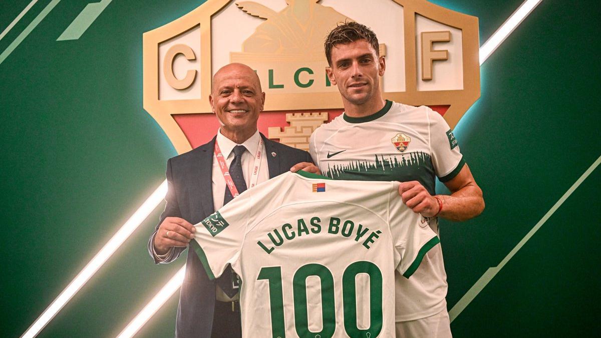 Boyé, junto al presidente Joaquín Buitrago, con la camiseta conmemorativa de su centenario.