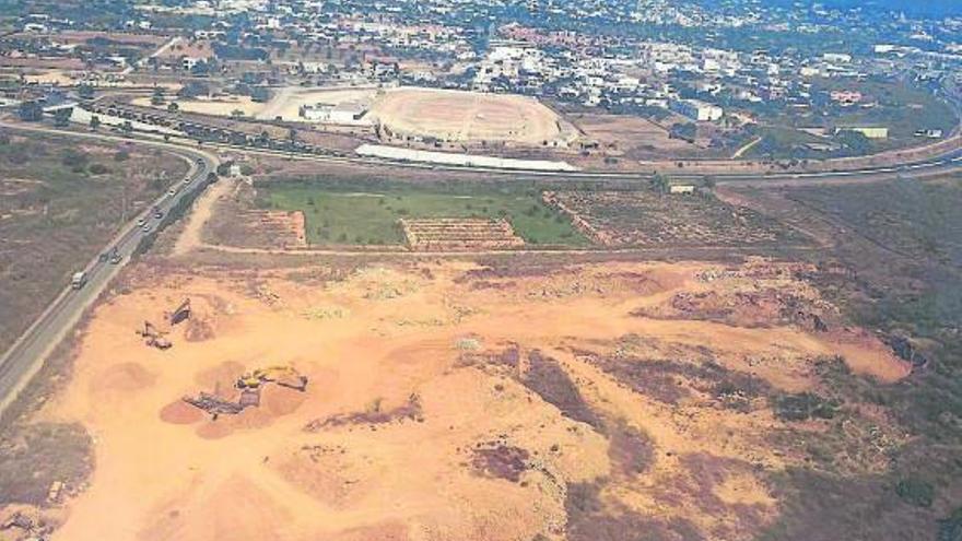 Imagen aérea de los movimientos de tierra junto a la balsa de drenaje de la autovía. | D. I.