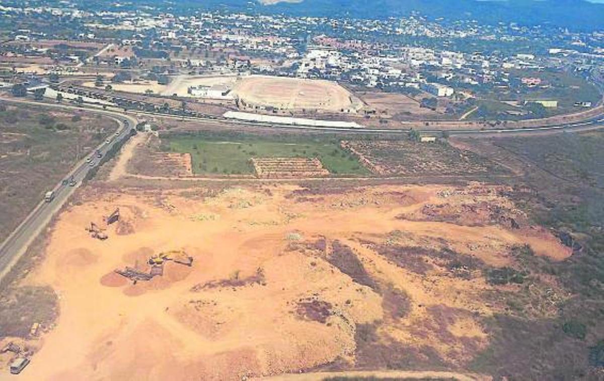 Imagen aérea de los movimientos de tierra junto a la balsa de drenaje de la autovía. | D. I.