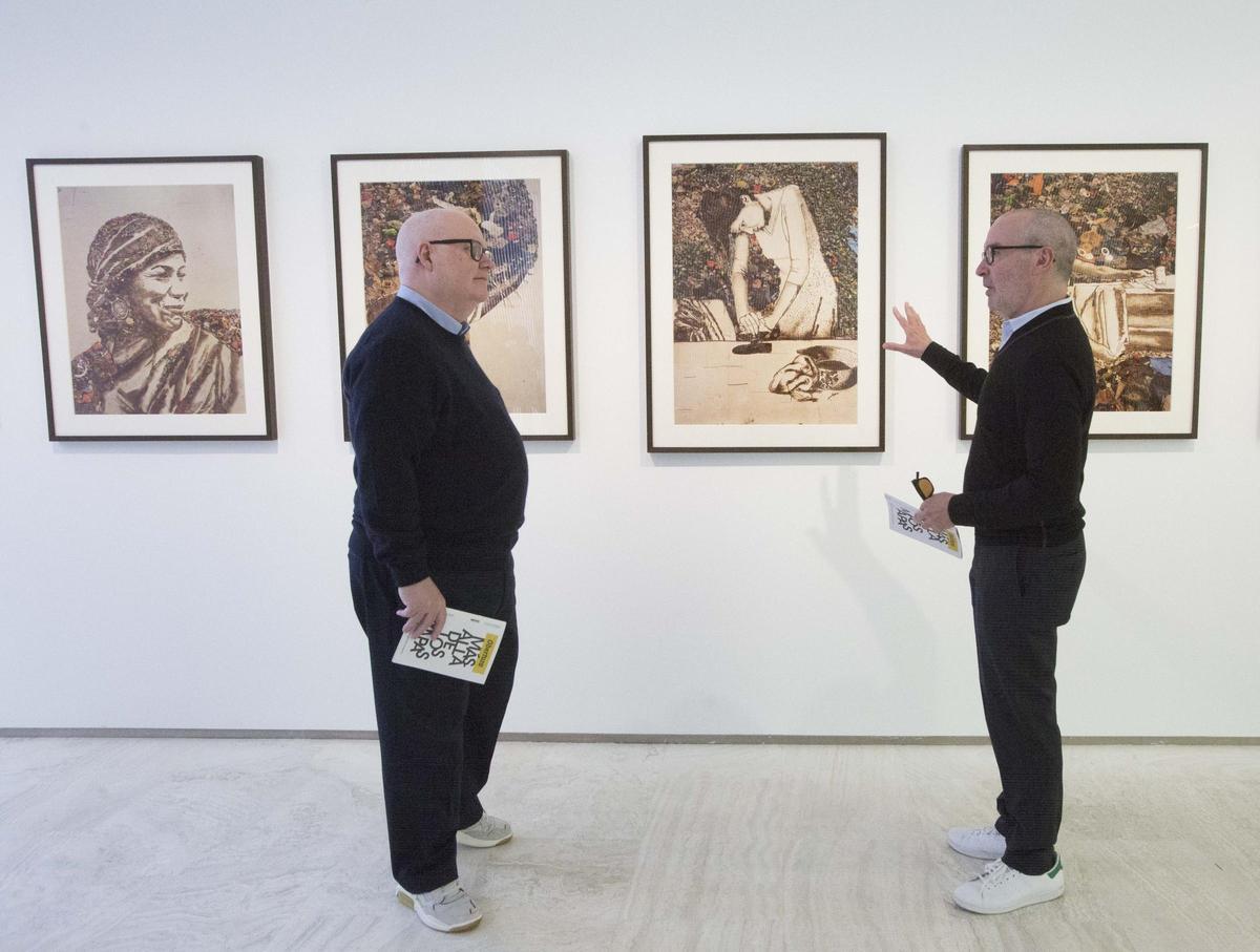 Michael Jenkins y Javier Romero con la primera exposición de su colección en el MACA