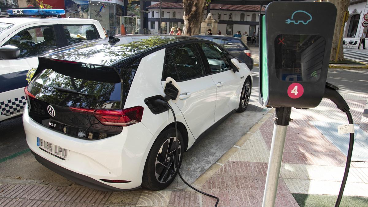 Un punto de carga para vehículos eléctricos en Xátiva.