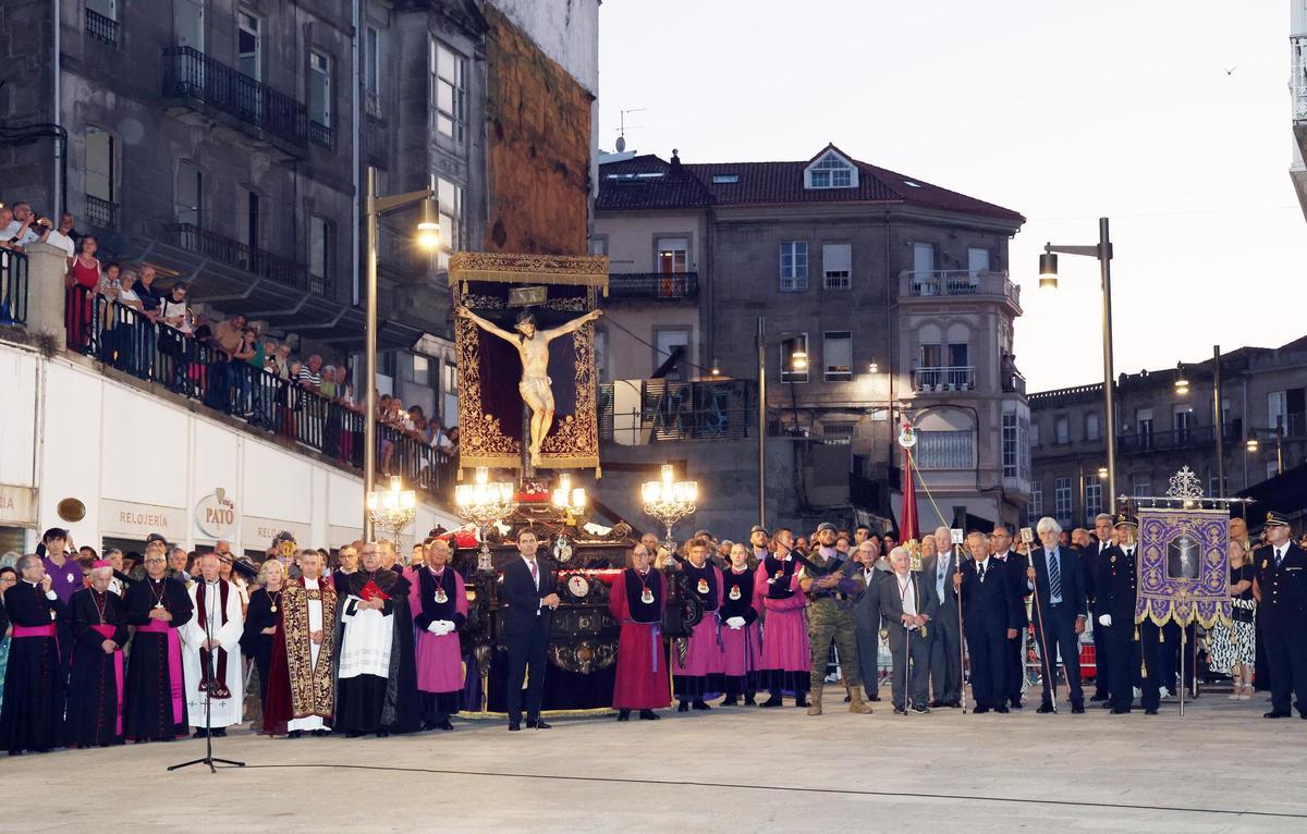 Multitudinaria devoción por el Cristo de la Victoria en Vigo