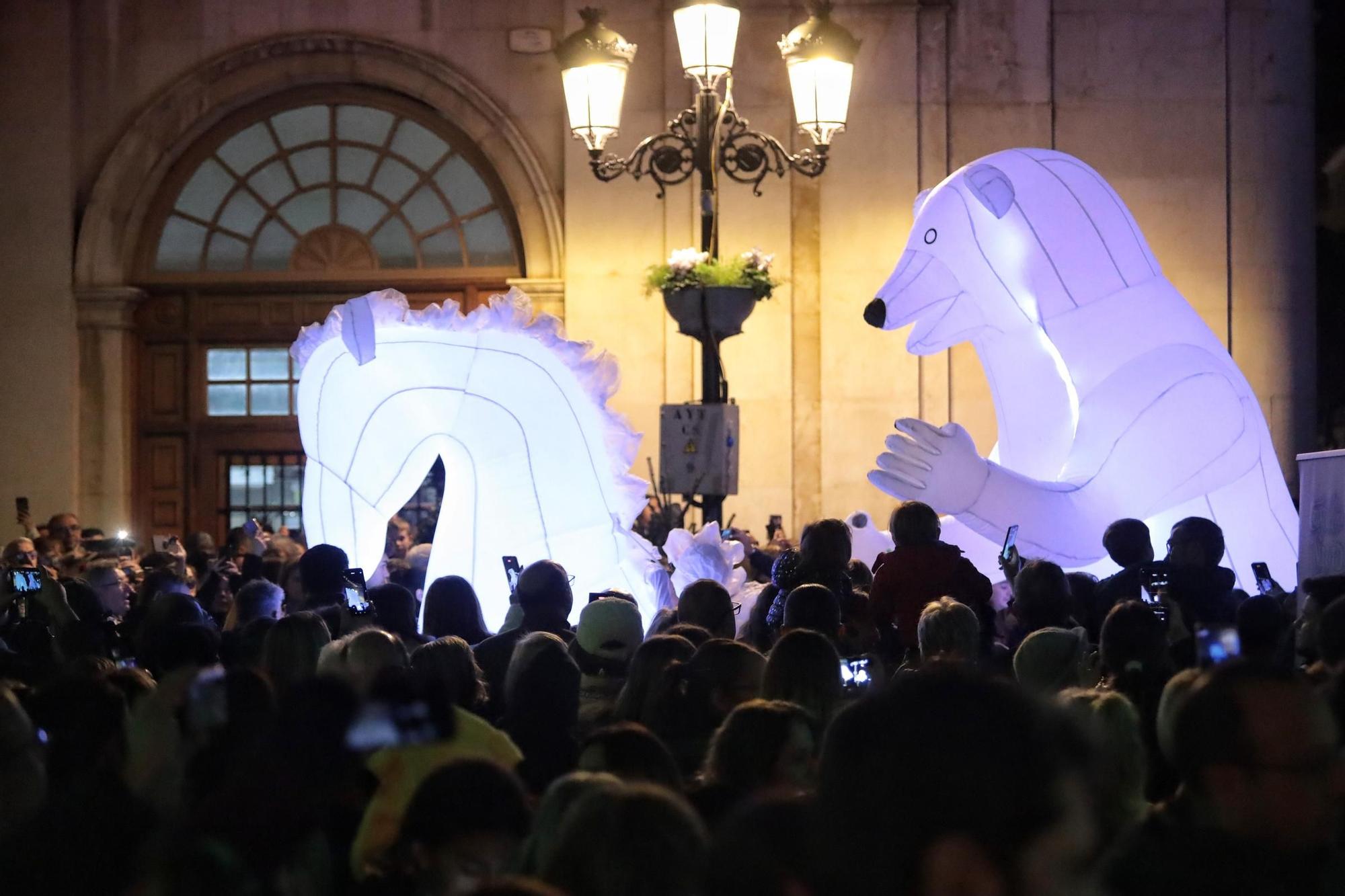 Las mejores imágenes del encendido de luces en la Plaza Mayor de Castelló
