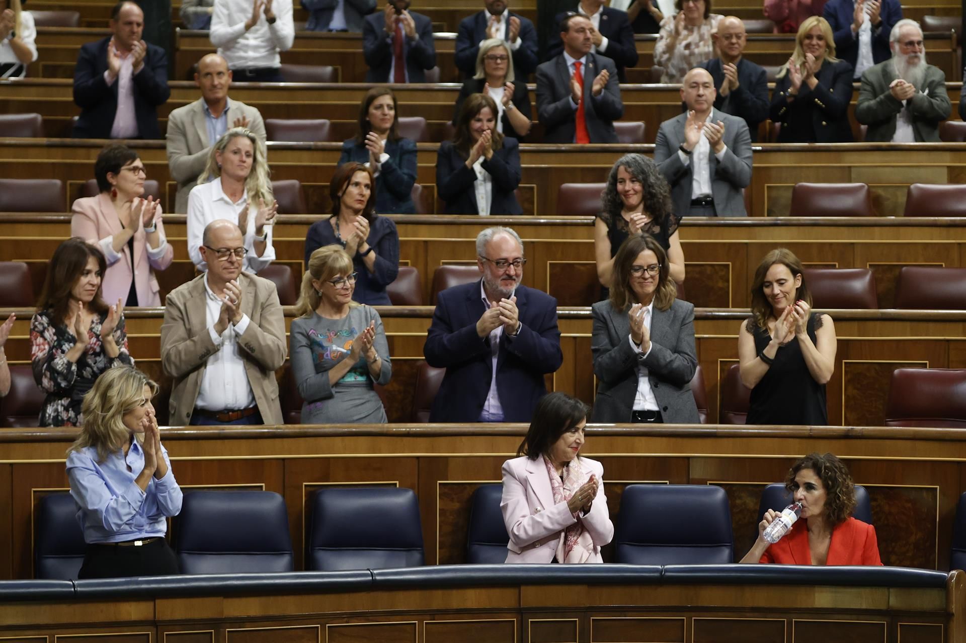 La ministra María Jesús Montero, aplaudida por la bancada socialista