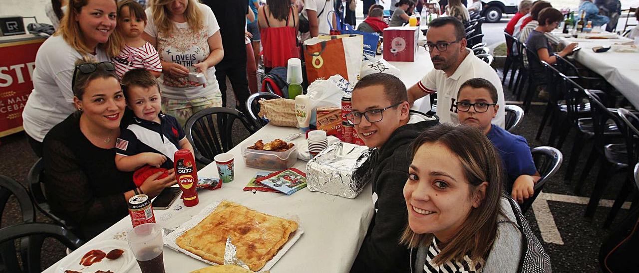 Ambiente festivo en la última comida en la calle de Versalles, en agosto de 2019. | Mara Villamuza