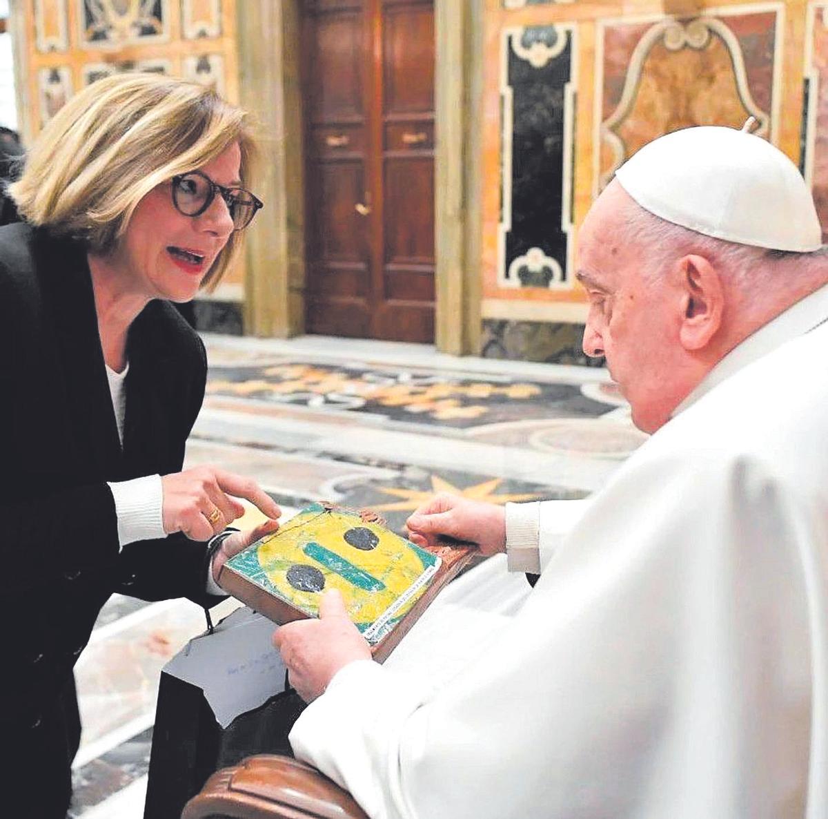 Eva Fernández, corresponsable de COPE en la Santa Sede, medió en la entrega de un trozo de cayuco al Papa.