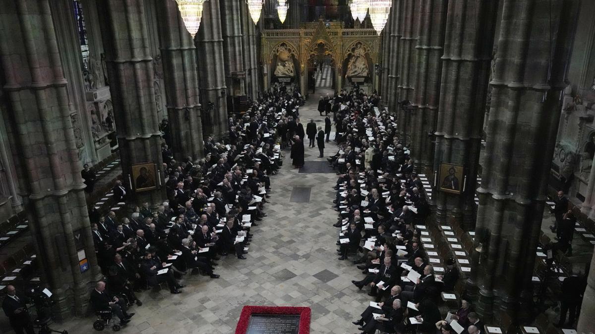 Algunos de los invitados al funeral de Isabel II toman asiento antes del inicio de la ceremonia.