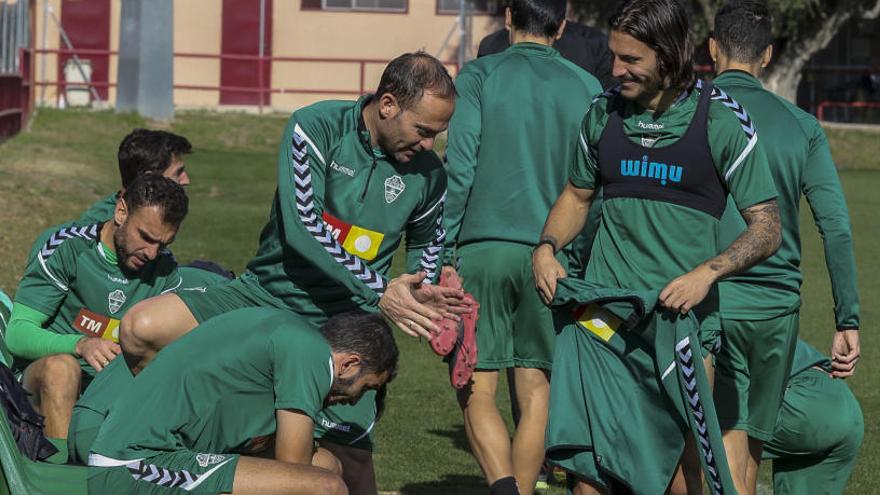 Los jugadores del Elche a su llegada al polideportivo de  Altabix para entrenar