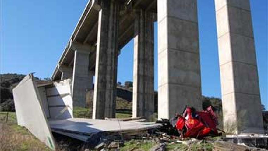 Muere un camionero al caer por el viaducto sobre el río Almonte