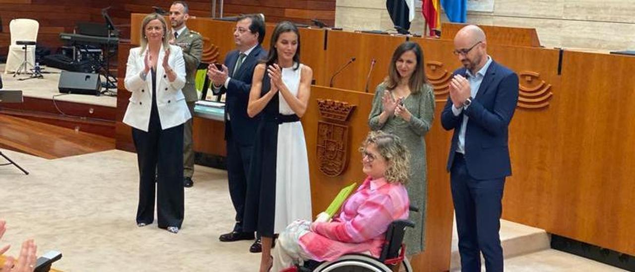 La reina Letizia y la ministra Ione Belarra, entre otros, aplauden a Marta Valencia, tras recoger el premio Reina Letizia.