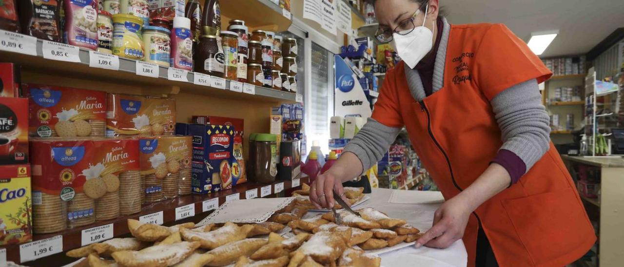 Raquel Martínez coloca las bollinas de San Blas para ponerlas a la venta | Ricardo Solís