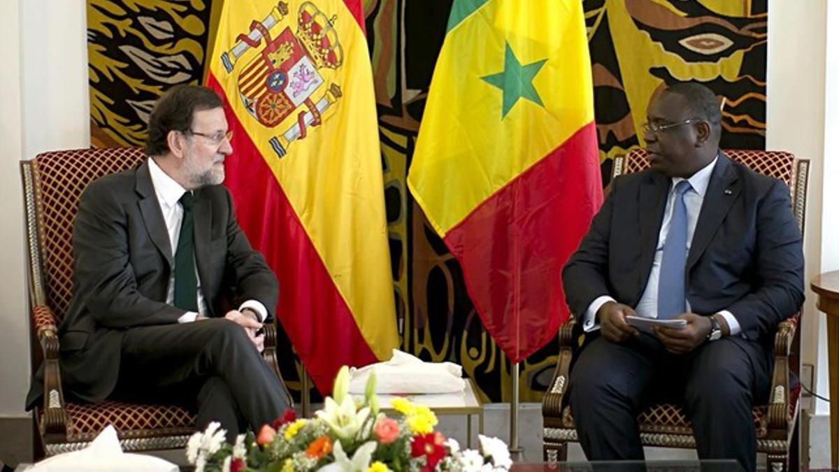 El presidente del Gobierno, Mariano Rajoy, durante la reunión que ha mantenido en Dakar con el presidente senegalés, Macky Sall.