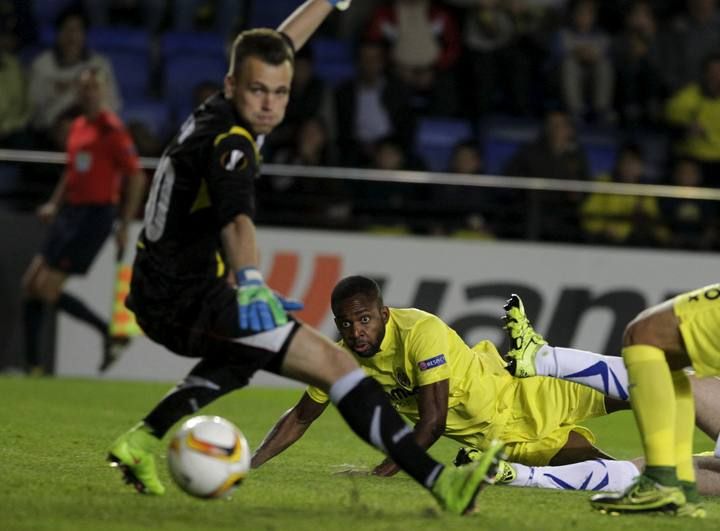 Villarreal's Bakambu watches after he kicked to score next to Dinamo Minsk's goalkeeper Gutor during their Europa league group E soccer match at the Madrigal stadium in Villarreal