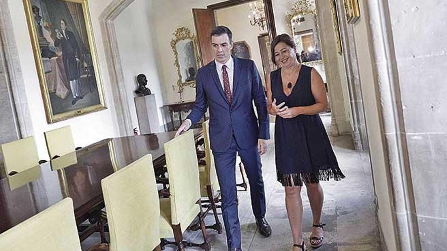 El presidente del Gobierno, Pedro SÃ¡nchez, y la presidenta del Govern, Francina Armengol, antes de su Ãºltima reuniÃ³n en el Consolat.