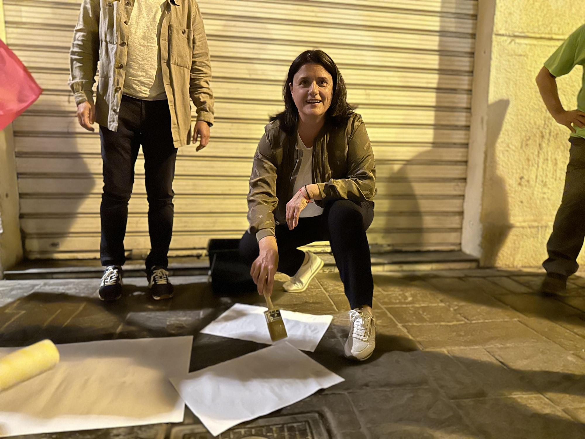 Noche de cuelga de carteles electorales en Camp de Túria