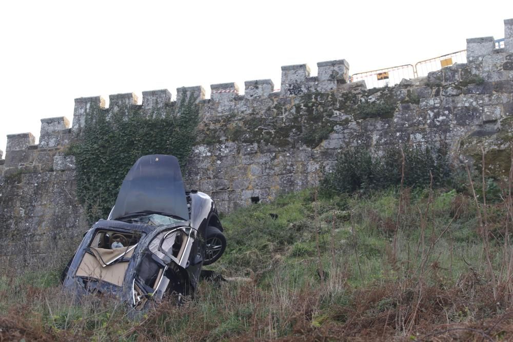 Herida una pareja tras caerse su coche por el precipicio del parador de Baiona.