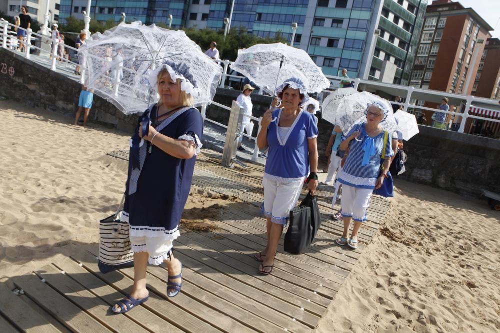 Mujeres de La Corredoria (Oviedo) que acuden a bañarse a la playa de San Lorenzo