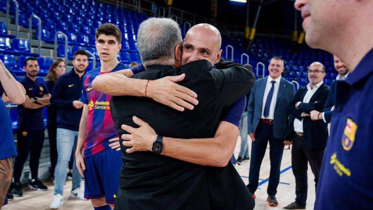 Laporta y Javi Rodríguez se saludan durante el acto de la foto oficial