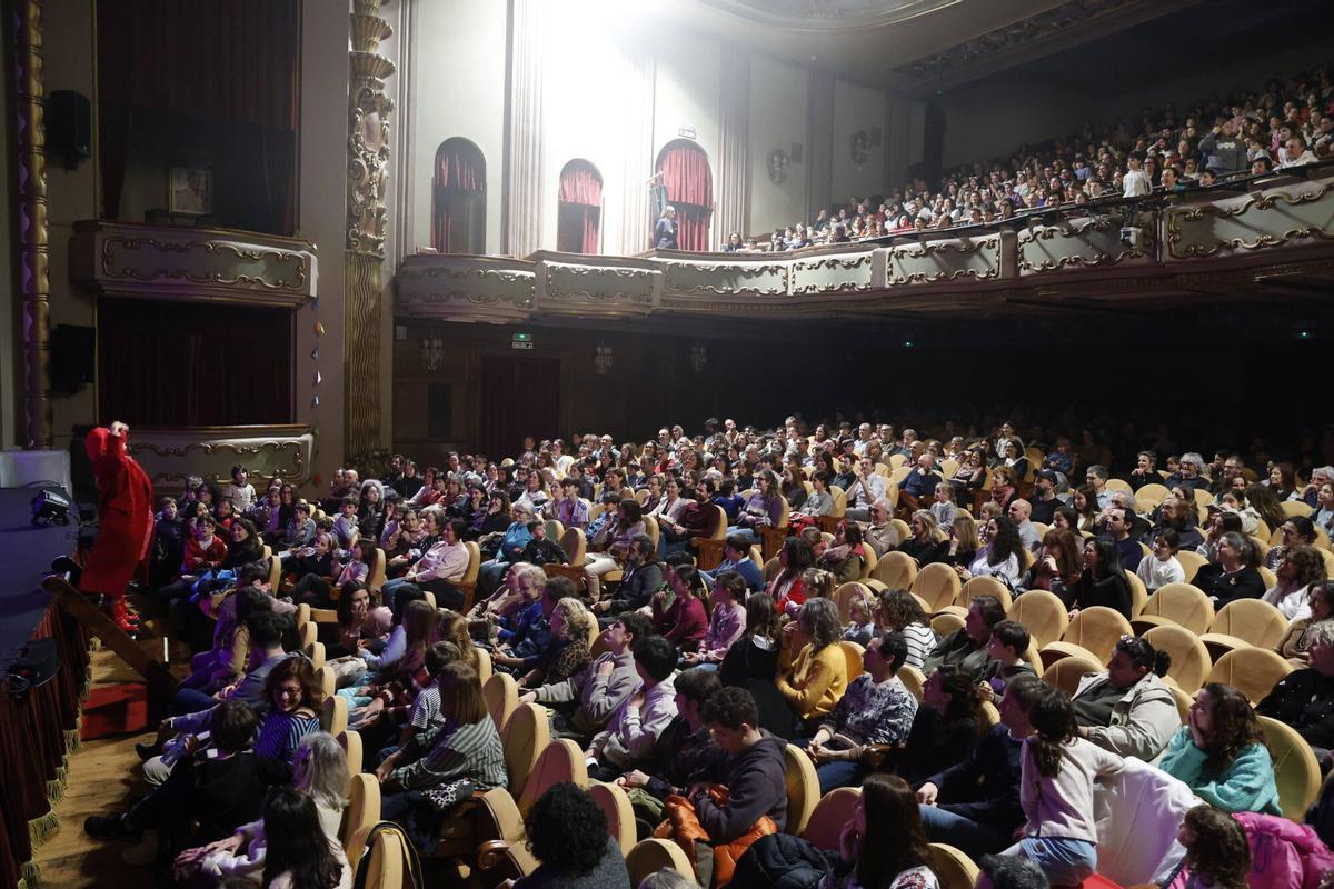 Público en el Teatro Jovellanos, en la representación de "Soc" por la compañía de teatro MARTA SITJA en la clausura de FETEN 2026.