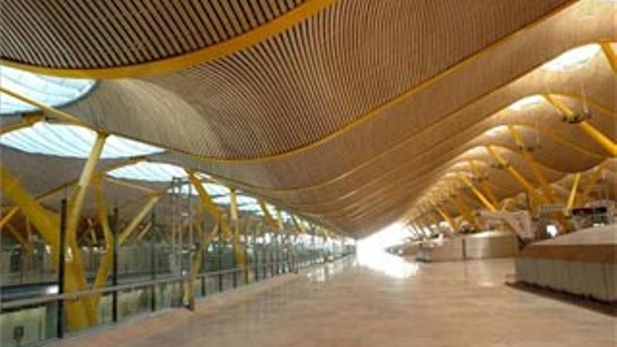 La T-4 del aeropuerto de Barajas recupera la normalidad tras el accidente