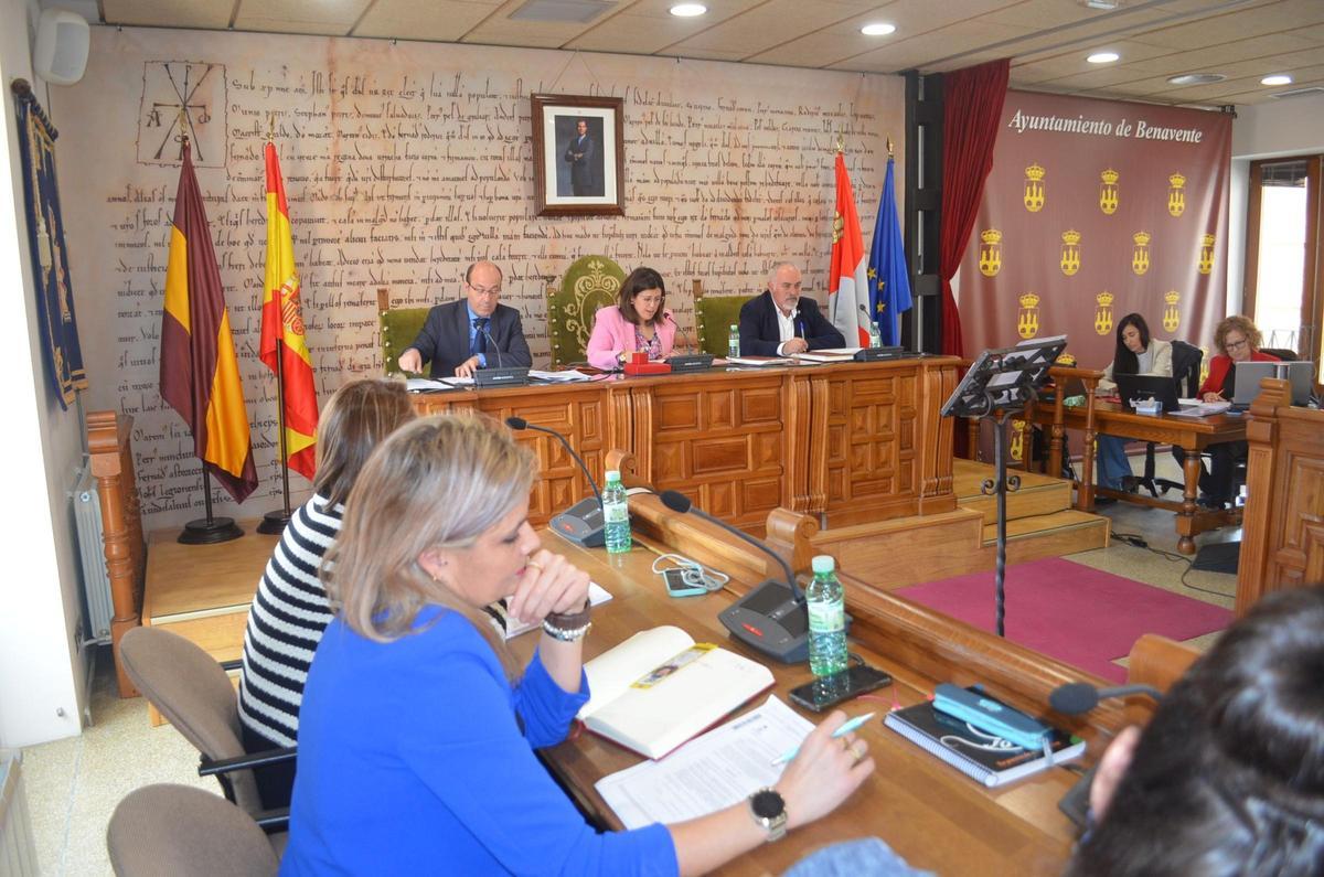 Concejales del PP y Vox, y la alcaldesa (en el centro), en un pleno