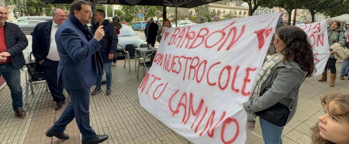 Sonora cacerolada a Barbón en demanda de la reparación del colegio de Vegadeo