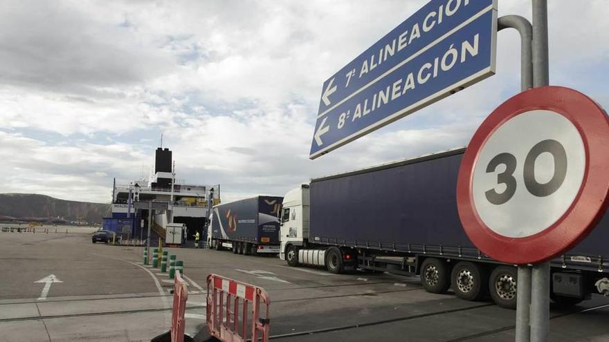 Embarque de camiones en el &quot;Norman Atlantic&quot; en la terminal de la autopista del mar en El Musel antes de la espantada de la naviera LD Lines, en septiembre de 2014.