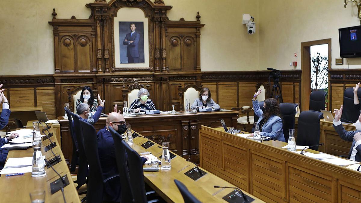 Los portavoces de los siete grupos municipales, presentes en el salón de plenos, durante una de las votaciones.