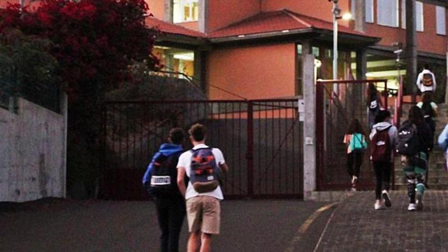 Unos alumnos acceden a un centro en el Valle de Aridane.