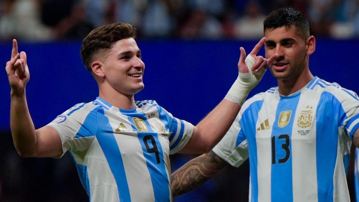 Julián Álvarez celebra el primer gol argentino del torneo