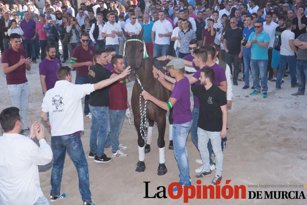 Día uno de mayo, entrada de caballos al Hoyo