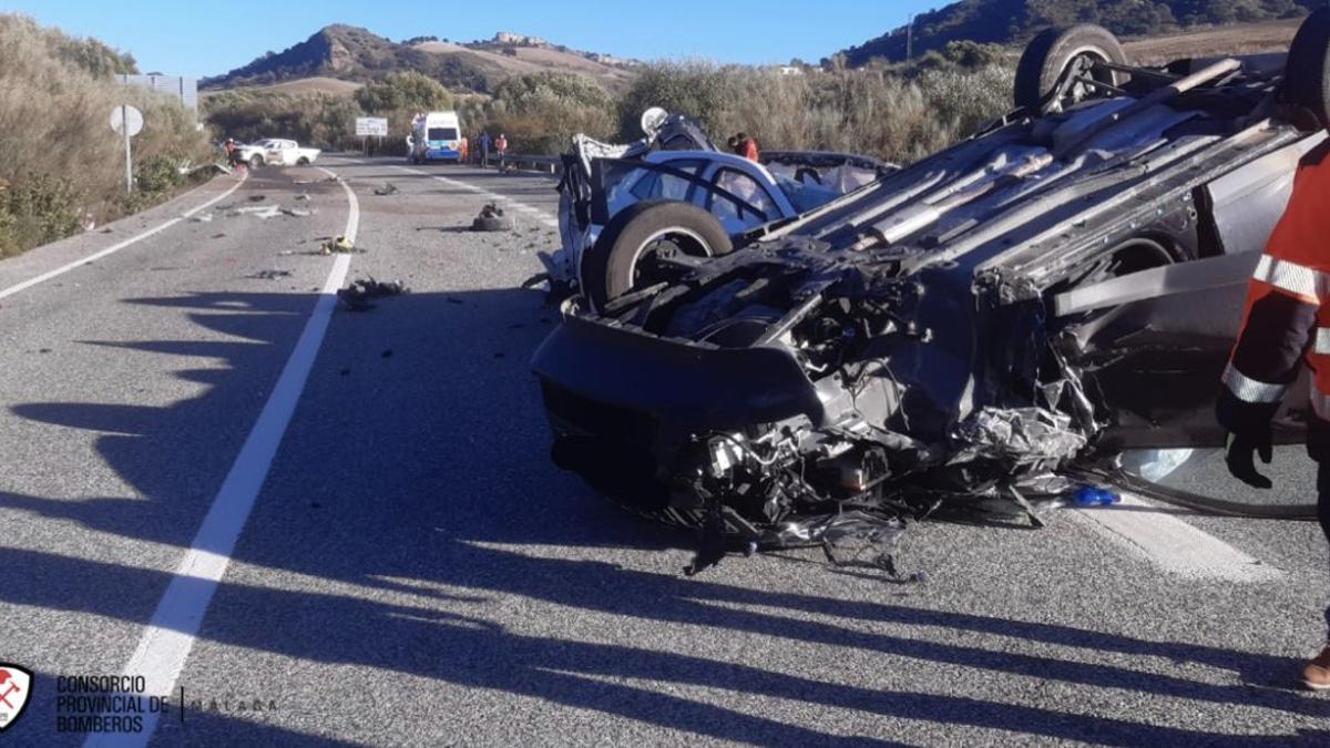 Dos de los vehículos accidentados en la A-374, a la entrada de Montecorto.