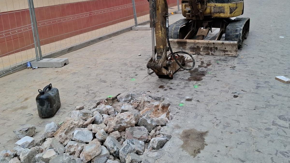 Trabajos para reparar el alcantarillado tras la dana en Catarroja.