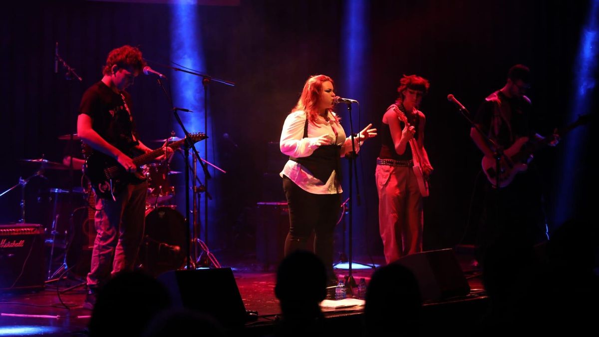 La banda De propio ha sido la encargada este año de abrir los conciertos del Popyrock.