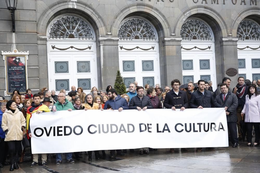 Concentración a favor de los Premios Líricos de Oviedo