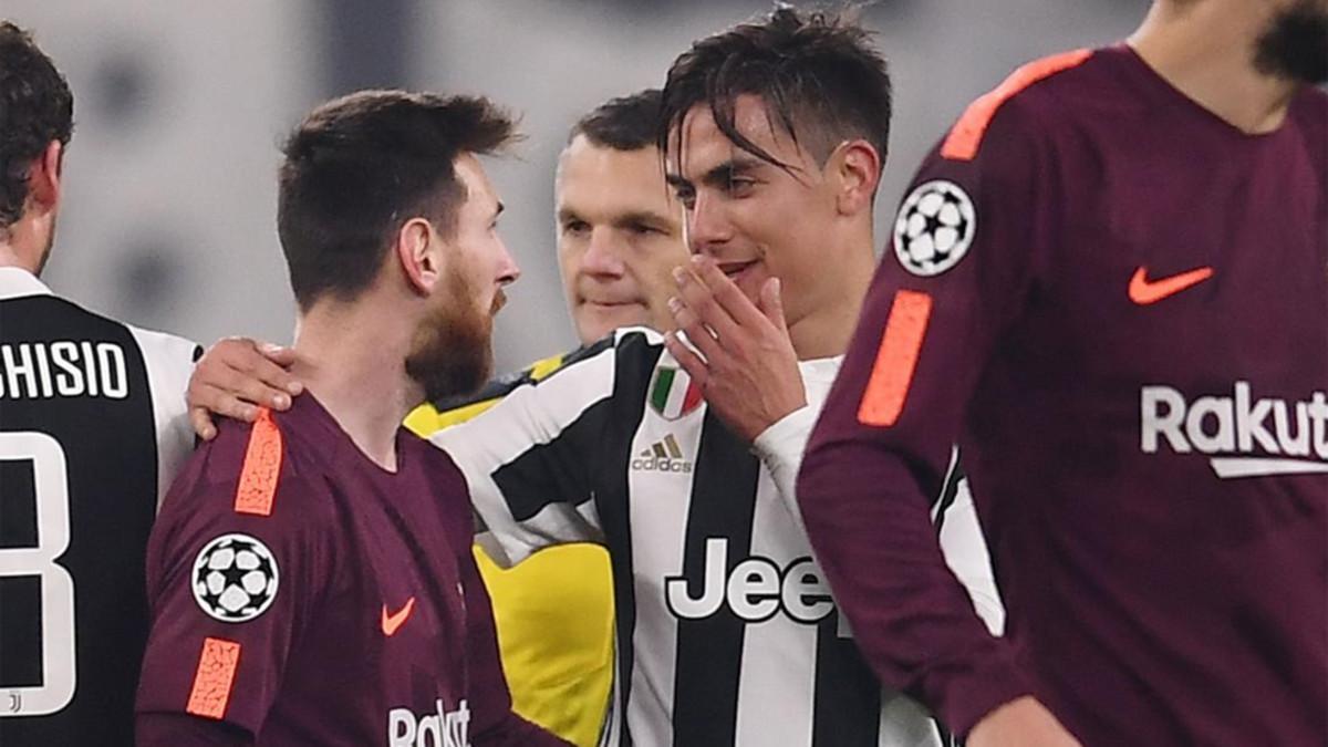 Messi habla con Dybala al término del Juventus - Barça (0-0)